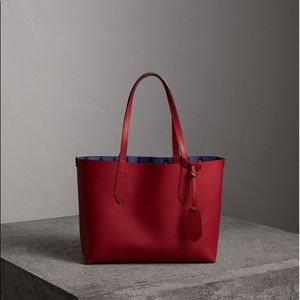 Burberry Reversible Tote In Trompe L'oeil Print